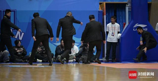 云开体育官网入口-CBA赛场“意外”：两只猫咪闯入捣乱，保安上演爆笑追逐战