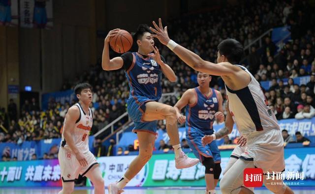 云开体育官网入口-CBA赛场“意外”：两只猫咪闯入捣乱，保安上演爆笑追逐战