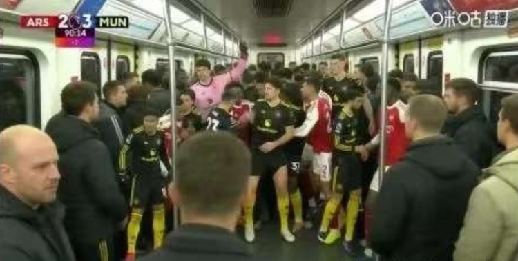 云开体育官网入口-今日趣图：过年不是一年一次吗？怎么曼联球迷可以一周一次🥹