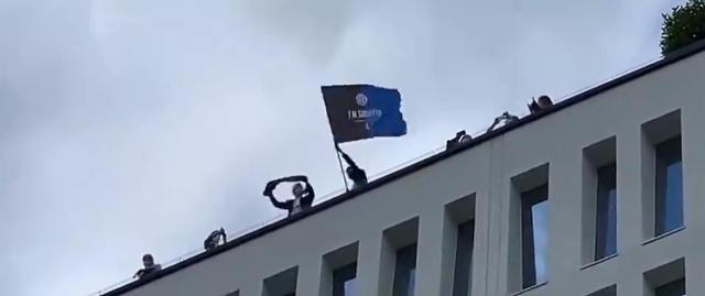 云开体育官网-张康阳挥舞国际米兰旗帜：感谢父亲，感谢莫拉蒂