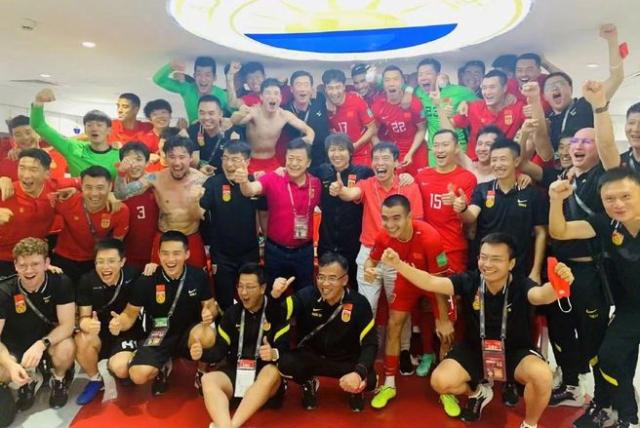 云开体育官网-【夜读】定制T恤为埃里克森加油，芬兰队好样的！