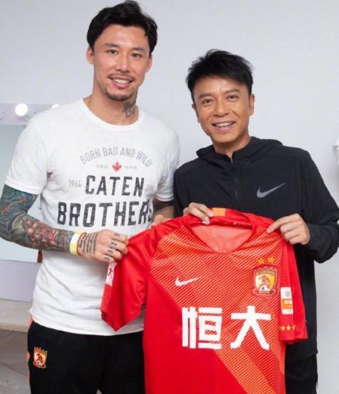 云开体育-李克勤晒与张琳芃合影：上海工作+好友相聚，很开心